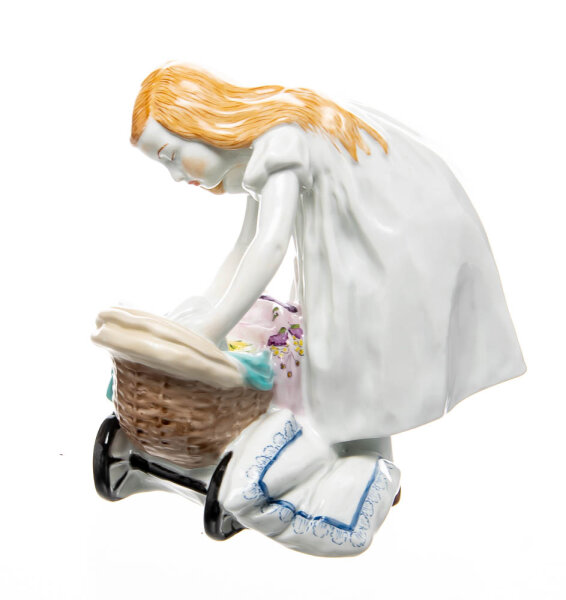 Figur Mädchen mit Puppenwagen Meissen von Konrad Hentschel Hentschelkind 2. Wahl Modell 73370 1988 Höhe:13cm