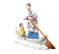 Figur Chinesin mit Kind und Reiher im Kahn Meissen von Johann Joachim K&auml;ndler Fremde V&ouml;lker 1. Wahl Modell 2466 (Neu:65526) 1979 H&ouml;he:15,5cm
