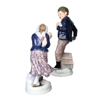 Figur Junge und M&auml;dchen Schneeball spielend Meissen von Alfred K&ouml;nig Kinderfiguren 1. Wahl Modell W 131 + W 132 1905/1910 H&ouml;he:13cm